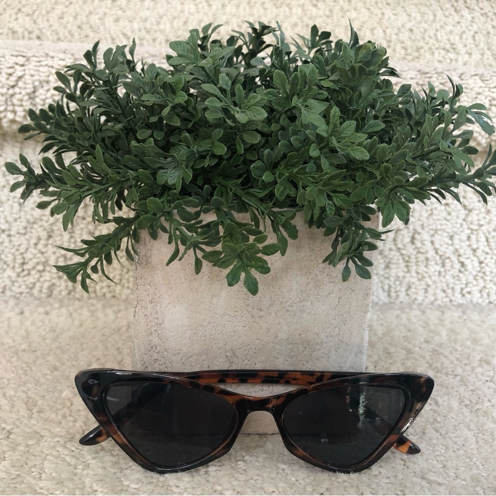 🕶️ Women’s Tortoise Shell Brown Color Cat-Eye Sunglasses. - Picture 12 of 14